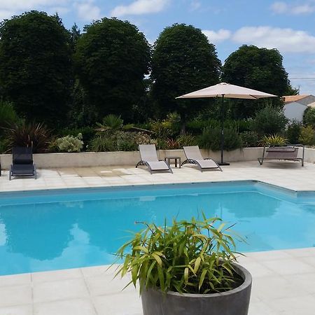 Le Clos Des Oiseaux Saintes Exterior foto