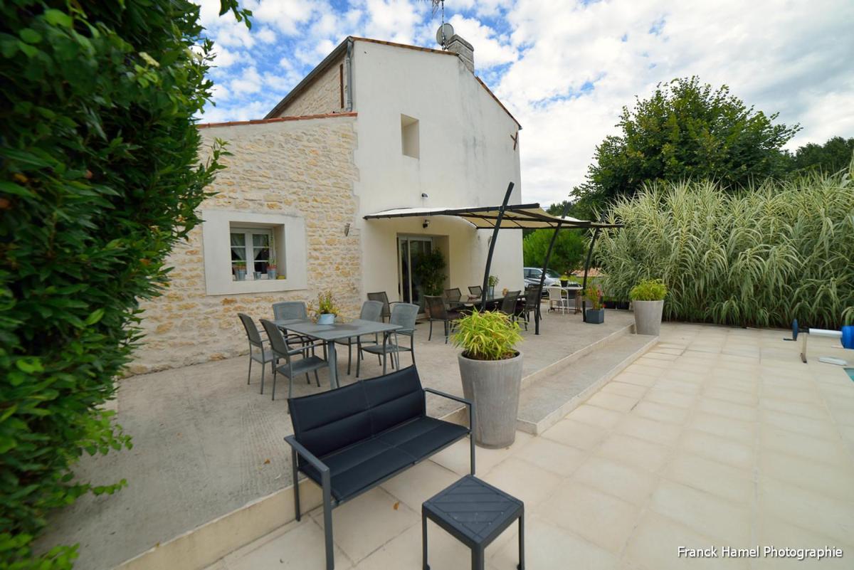 Le Clos Des Oiseaux Saintes Exterior foto