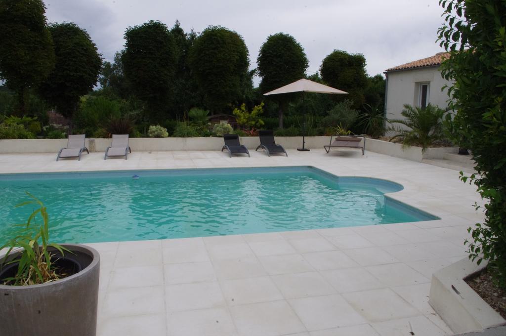 Le Clos Des Oiseaux Saintes Exterior foto