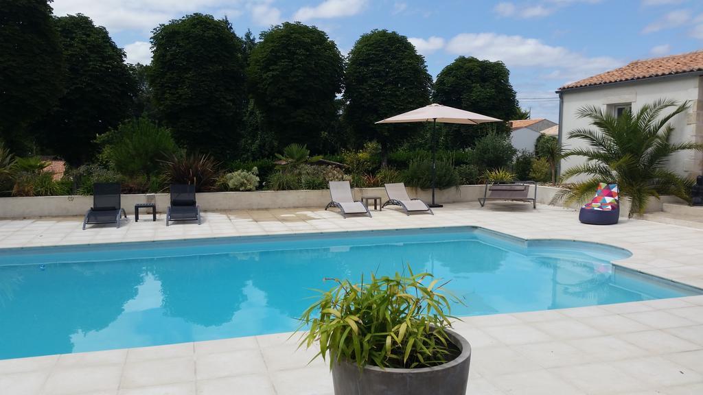 Le Clos Des Oiseaux Saintes Exterior foto